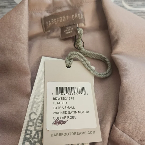 NWT Barefoot Dreams Washed Satin Notched Collar Robe Robes
